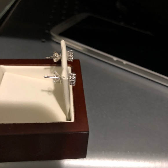 Diamond stud - Picture 1 of 2